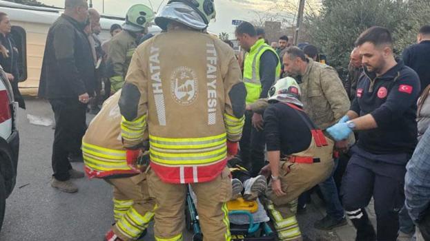 Hatay'da TIR'la çarpışan minibüs devrildi: 14 yaralı