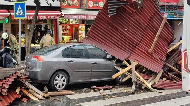 Esenler'de çatı uçtu, facianın eşiğinden dönüldü