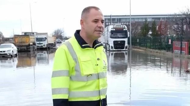 Kırklareli'nde şiddetli yağış hayatı felç etti! Başkan Bulut sular içinde şiir okudu