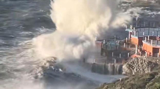 Aydın Kuşadası'nda sağanak ve kuvvetli fırtına etkili oldu, deniz kahverengiye döndü