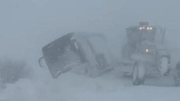 Muş Korkut’ta yolcu otobüsü kayarak yoldan çıktı