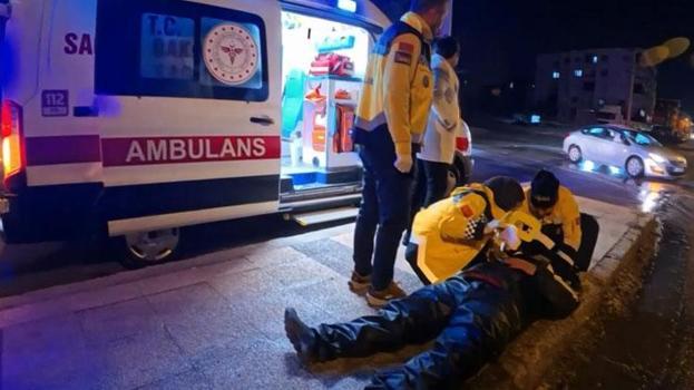 Aksaray’da buzlu yolda motosiklet kaydı, yola savrulan kurye yaralandı