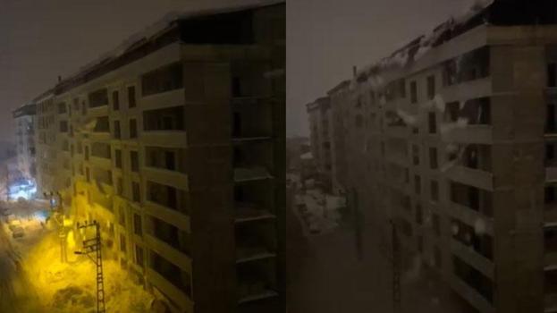 Hakkari Şemdinli'de tonlarca ağırlıktaki kar kütlesi elektrik direklerini devirdi