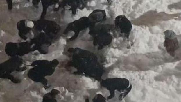 Çatıdan düşen kar kütlesinin altında kalan öğrenci yaralandı