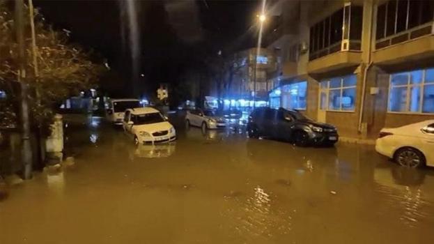 Çanakkale'de gök gürültülü sağanak sonrası cadde ve sokaklar göle döndü
