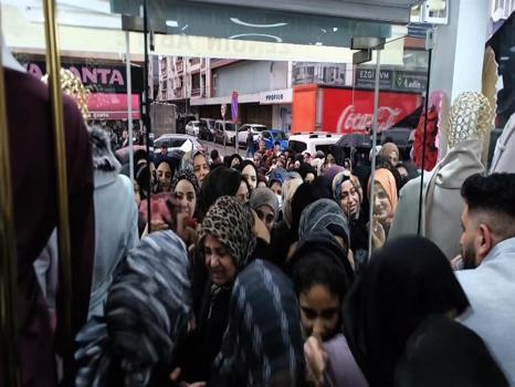 İstanbul'da mağaza açılışında izdiham! Yarı yarıya fiyatlar kapış kapış gitti