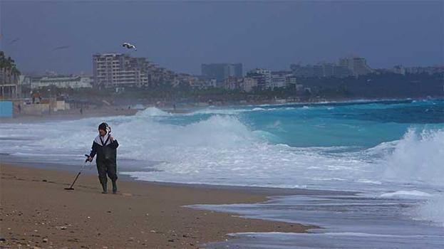 Antalya'da dev dalgaların arasında dedektörle altın aradılar! Define avcılarını fırtına bile durduramadı