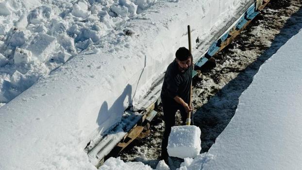 Şırnak'ta kar kalınlığı 2 metre oldu: Bir tek onlar mesai yapıyor!
