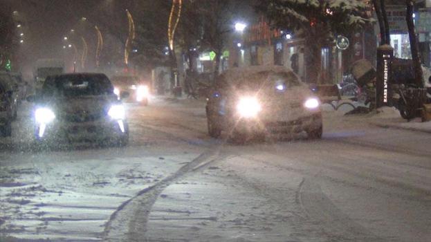 Kars’ta yoğun kar yağışı ve şiddetli tipiden göz gözü görmüyor