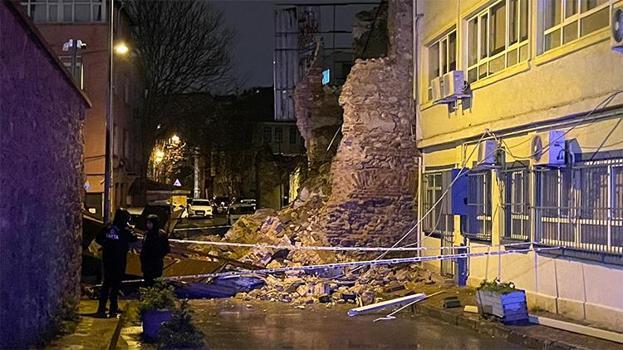 Beyoğlu'nda gece yarısı korku dolu anlar! Metruk binanın duvarı çöktü
