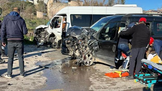 Osmaniye'de işçi taşıyan servis minibüsü ile hafif ticari araç çarpıştı