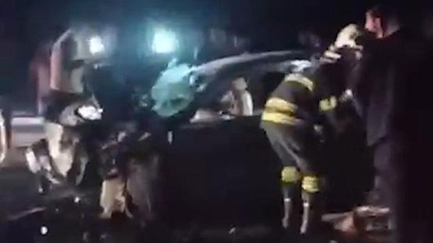 Hatay'da otomobil ile minibüs kafa kafaya çarpıştı: 1 ölü, 6 yaralı