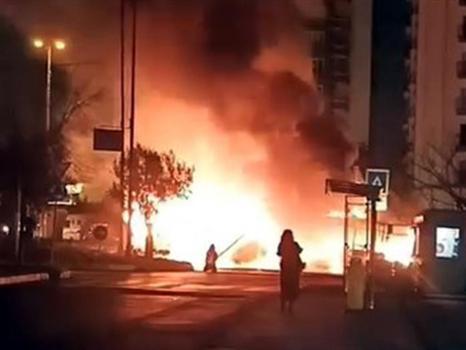 Avcılar'da park halinde alev aldı: Kullanılamaz hale geldi