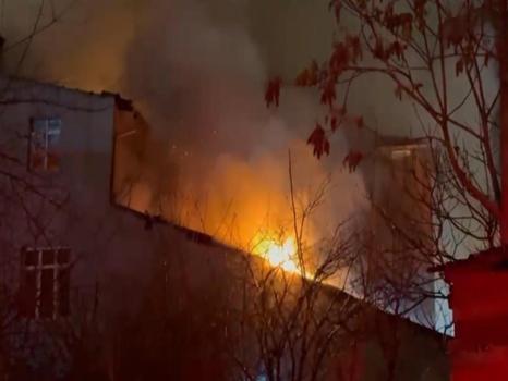 Ümraniye'de gece alevlerle aydınlandı: 3 katlı binada korkutan yangın