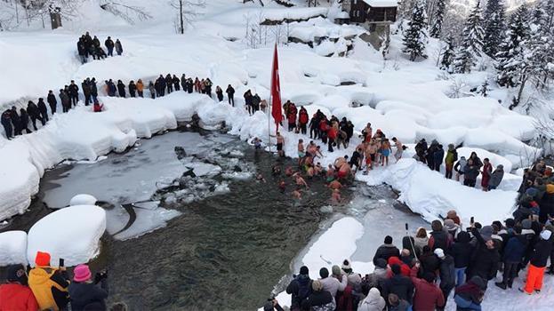 Burası ne Moskova ne de Oslo! Türkiye'nin 1300 rakımlı noktasında buz tutan gölde yüzmek için birbirleriyle yarıştılar