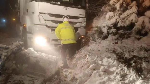 Tokat’ta D850 kara yolu ulaşıma kapandı, polis ekipleri kürekle açmaya çalıştı