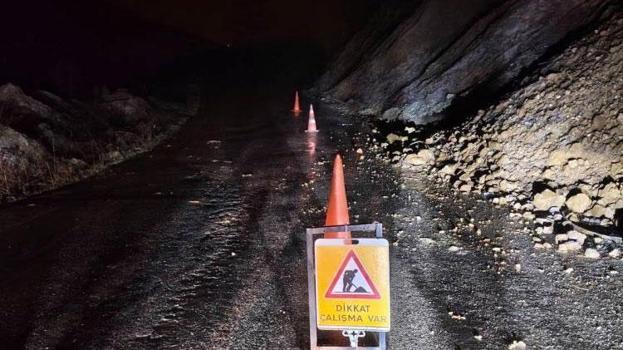 Zonguldak Çaycuma'da heyelan trafik akışını durdurdu