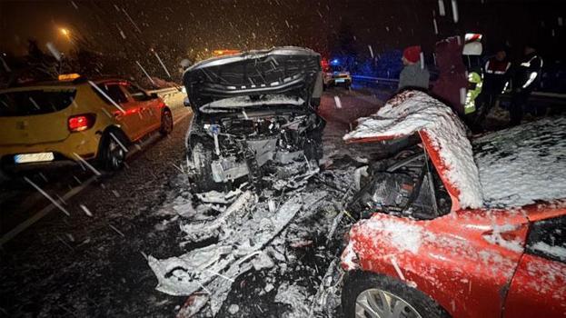 Yoğun karda kafa kafaya çarpışan araçlar hurdaya döndü: 7 yaralı