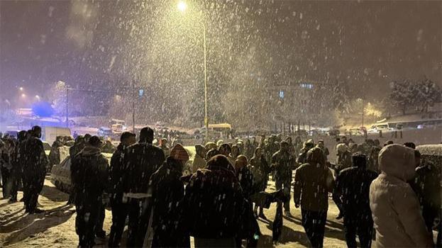 Düzce'de kar sevinci: Horon ve halayla coştular