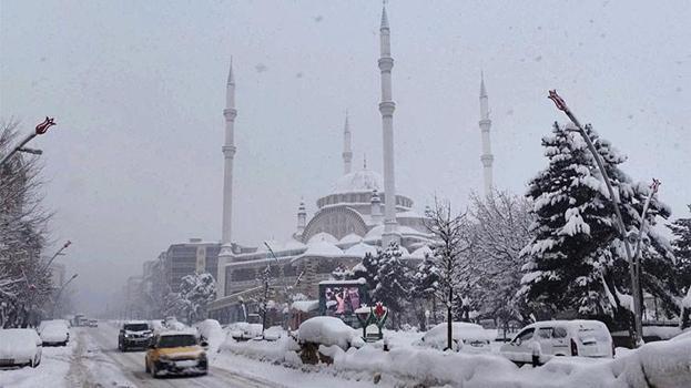 Kar kalınlığı 60 santimetre kadar ulaştı! Yüzlerce köyün merkezle bağlantısı kesildi