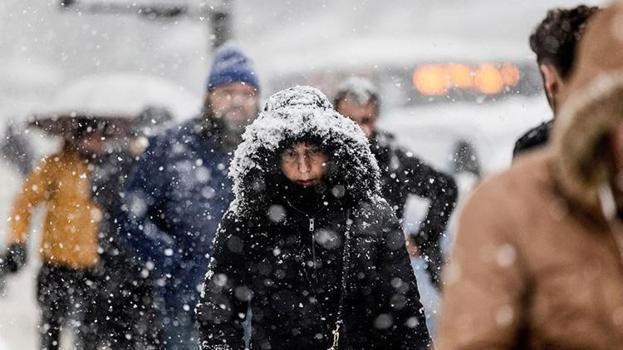 İstanbullular dikkat! Valilik saat vererek uyardı: Kar yağışı ne zaman bitecek?