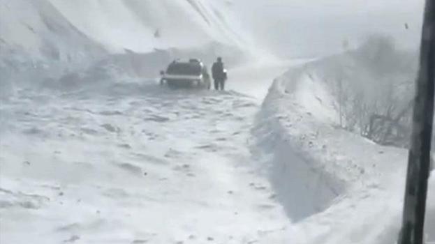 Kutuplar değil, Sahara Geçidi: Yoğun kar, tipi ve çığ riski yolü araç trafiğine kapattı