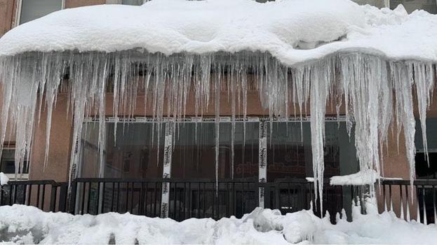Hakkari Yüksekova'da kar yağışı ve dondurucu soğuklar 3 metrelik buz sarkıtları oluşturdu
