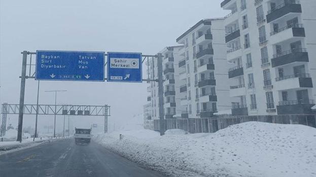 Yoğun kar yağışı nedeniyle Bitlis-Baykan Devlet Yolu, ağır vasıta trafiğine kapatıldı