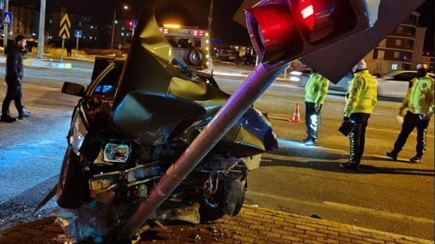 Çorum’da iki otomobil kavşakta çarpıştı; 4 yaralı