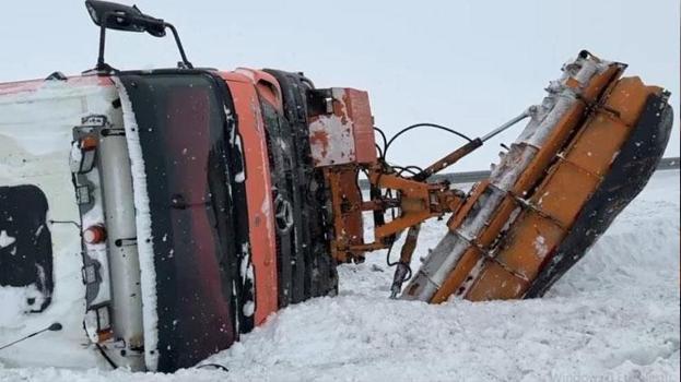 Ardahan'da kontrolden çıkan kar küreme aracı devrildi