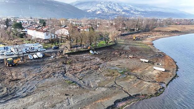 Göl kıyısında yıkım operasyonu: Sapanca'daki kaçak yapılar tek tek yıkılıyor