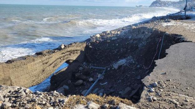 Kastamonu'da dev dalgalar sahil şeridine zarar verdi