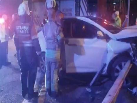 Ümraniye'de korkunç anlar: Otomobil bariyerlere saplandı!