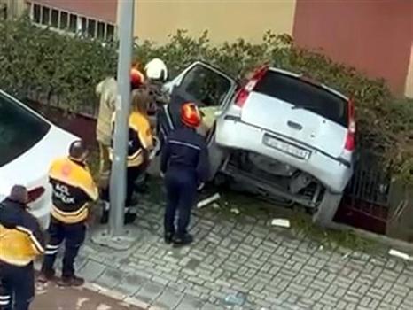 Otomobil Avcılar'da bina boşluğuna düştü: 1 yaralı