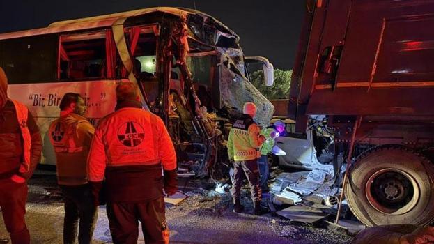 TEM Otoyolu'nda feci kaza: 1 ölü, 19 yaralı
