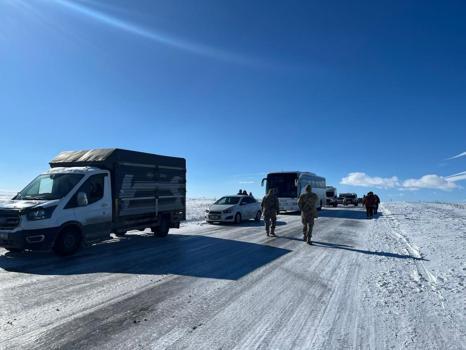 Sıcaklıklar eksi 30'a düştü! Buz pistine dönen yolda araçlar mahsur kaldı