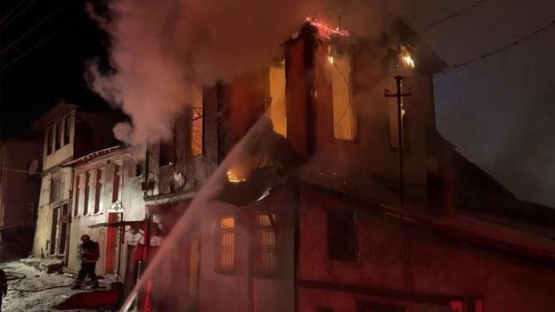 Kastamonu'da tarihi konakta çıkan yangın iki eve sıçradı
