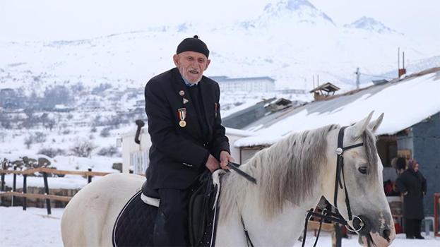 96 yaşında gençlere taş çıkarıyor! Kore Gazisi Şevki Kanak ata binmekten vazgeçemiyor