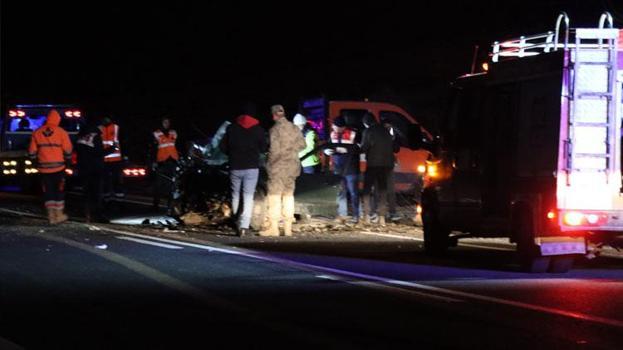 Midyat'ta otomobil ile hafif ticari aracın çarpıştığı kazada 3 ölü, 2 yaralı