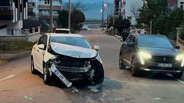 Fatsa’da iki otomobil çarpıştı; 2 yaralı