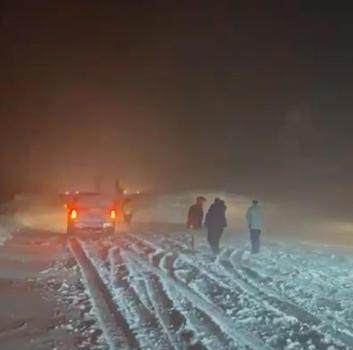 Erzincan-Sivas kara yolu çığ düşmesi sonucu ulaşıma kapandı