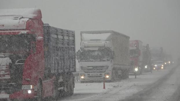 Hatay'da kar yağışı! Serinyol–Madenli kara yolu ulaşıma kapatıldı