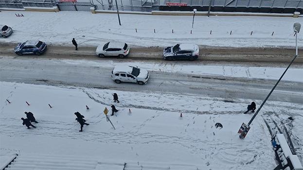 Lapa lapa kar yağdı, kentte hayat durdu! Ulaşım aksadı, uçak seferleri iptal edildi... MGM'den yeni uyarı geldi
