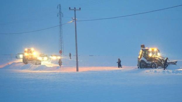 Muş'ta Bulanık-Kumlukıyı karayolu tipi nedeniyle ulaşıma kapatıldı