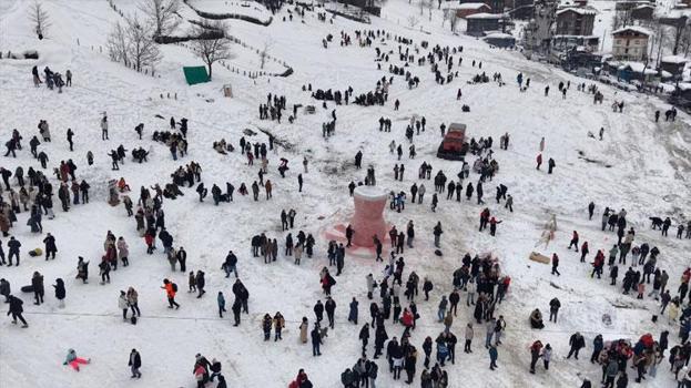 Dünyanın en büyük kardan çay bardağı görücüye çıktı! Ayder'de kar festivali kayakla başladı