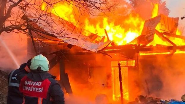 Şavşat'ta çıkan yangında bir ev kullanılamaz hale geldi