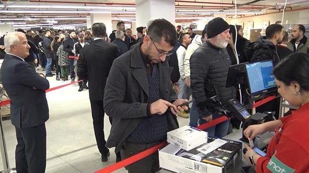 Antalya'da mağaza açılışında indirimden yararlanmak isteyenler uzun kuyruklar oluşturdu