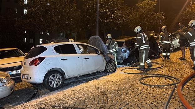 Beşiktaş'ta park halindeki 4 araç alev alev yandı