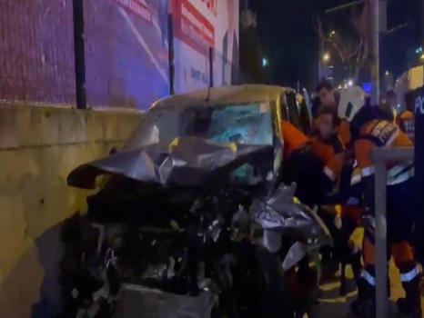 Ümraniye'de iki araç kafa kafaya girdi: 3 yaralı