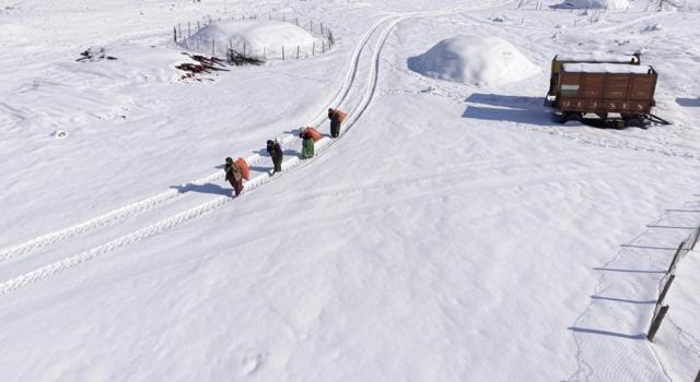 Mardin'de görüldü: Önlerinde kar, sırtlarında yük!